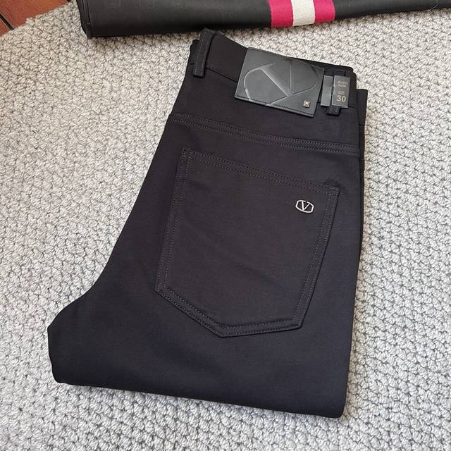 华伦*秋冬2630Ss秋冬新品，官网同步有售，男士高端商务休闲西裤，高端进口面料，带弹力，，五搭配，即经典又时尚，合体裁缝，上身效果无约束感 ，舒适透气 码数：