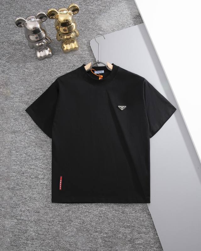 Prada 普拉达 圆领三角标红条短袖T恤 标志性三角标红条标识 官方同步 1:1原版开模 时尚个性 百搭潮流 纯原品质 原版洗水面料 吊牌 领标 水洗麦 三标