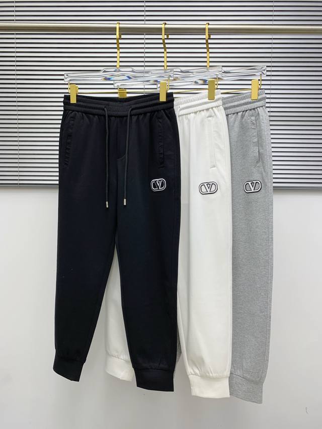 华伦天奴 新品 25Ss夏季新款休闲裤.定制铜氨丝空气层混纺面料，抗皱不粘灰抗静电，面料柔软舒适有垂感.立挺上身有型、立体裁剪设计拉长腿部线条，显高显瘦.松紧腰