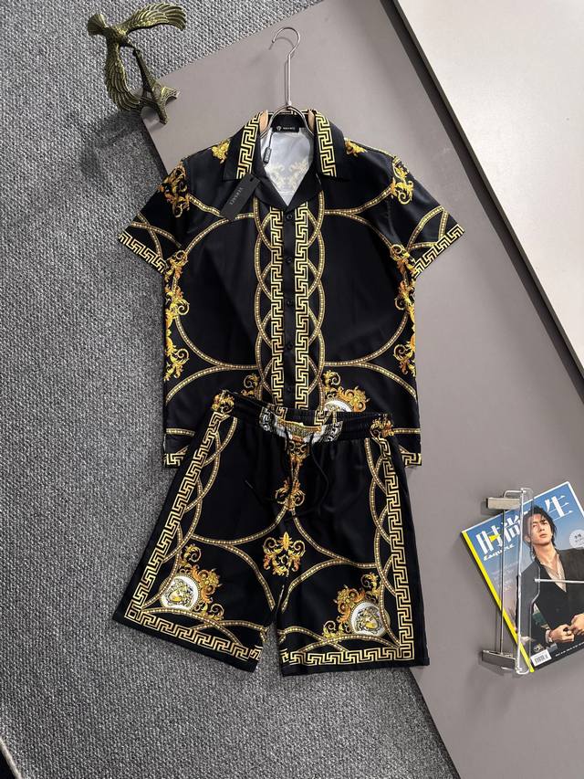 范思哲2025夏季经典Logo设计满印套装，轻薄棉质全身数码印花，采用优质聚酯纤维面料，裤子加入透气网眼内衬，精心打造标准版型，可分开搭配衣服，休闲时刻百搭款！