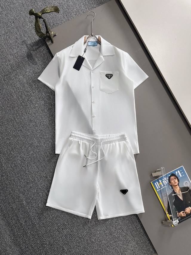 普拉达2025夏季经典Logo设计满印套装，轻薄棉质全身数码印花，采用优质聚酯纤维面料，裤子加入透气网眼内衬，精心打造标准版型，可分开搭配衣服，休闲时刻百搭款！