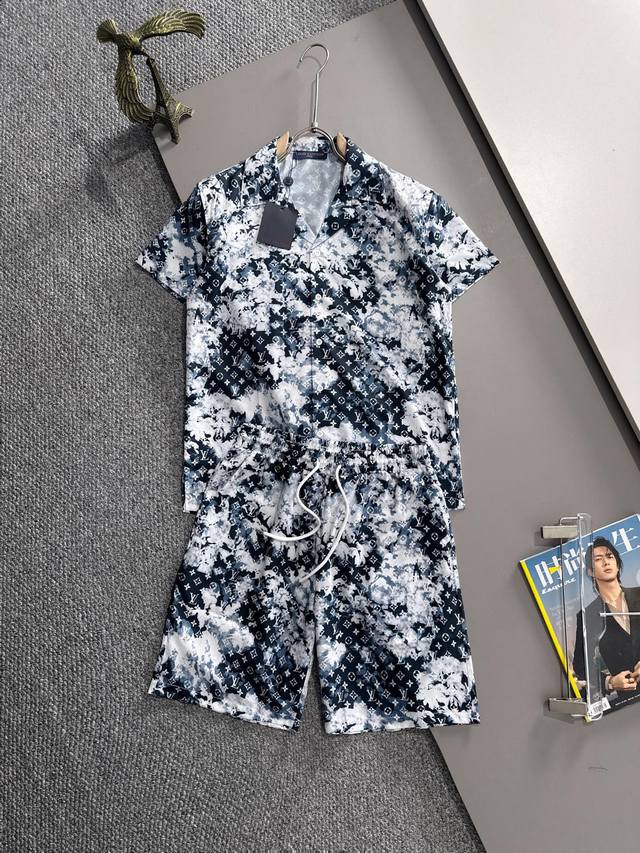 Lv2025夏季经典Logo设计满印套装，轻薄棉质全身数码印花，采用优质聚酯纤维面料，裤子加入透气网眼内衬，精心打造标准版型，可分开搭配衣服，休闲时刻百搭款！全