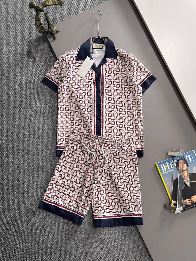 古驰2025夏季经典Logo设计满印套装，轻薄棉质全身数码印花，采用优质聚酯纤维面料，裤子加入透气网眼内衬，精心打造标准版型，可分开搭配衣服，休闲时刻百搭款！全