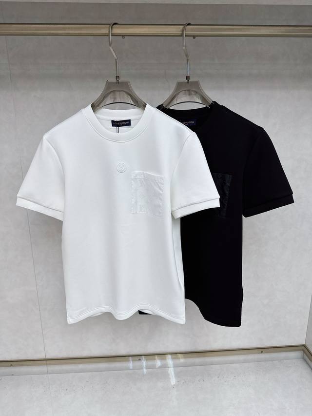 Lv 2025秋冬 圆领短袖T恤打底衫 元素性的Logo徽章凸显休闲时尚魅力,依然独领时尚风骚.内搭好伴侣 客供高支弹力针织100%液氨空气层面料,平整匀称的针