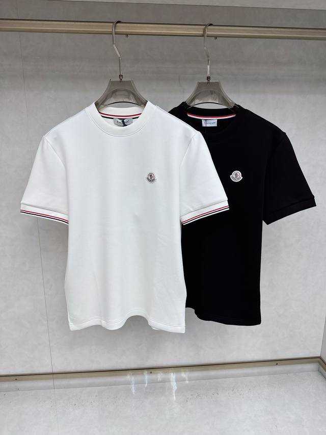 蒙口 2025秋冬 圆领刺绣短袖T恤打底衫 元素性的Logo徽章凸显休闲时尚魅力,依然独领时尚风骚.内搭好伴侣 客供高支弹力针织100%液氨空气层面料,平整匀称