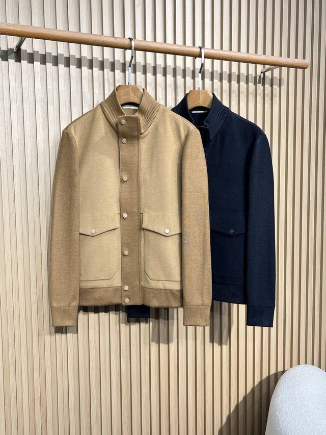 Lp2720秋冬新款男士商务休闲毛呢外套，面料与辅料皆为客供，定织定染而成，触感极为柔软细腻，细节精湛考究，辅料皆为客供，门襟拉链造型亦属于经典传承，几何美学猎