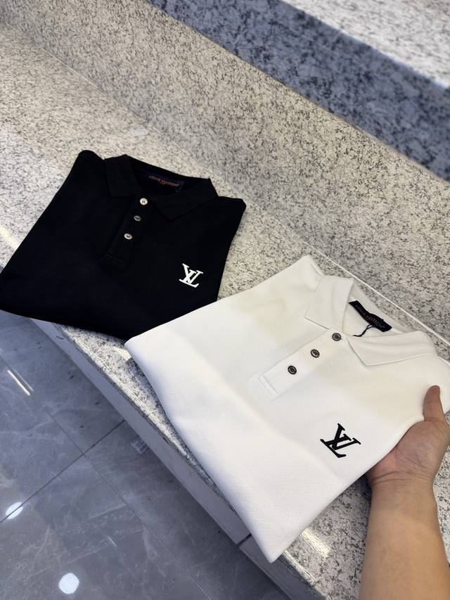 Lv驴牌25S专柜秋冬 新款 X高端朱棣长绒棉 透气轻商务Logo男士翻领Polo衫！经典商务男款，高端男装的天花板级别的商务男款！简约时尚大气不失优雅，单穿内