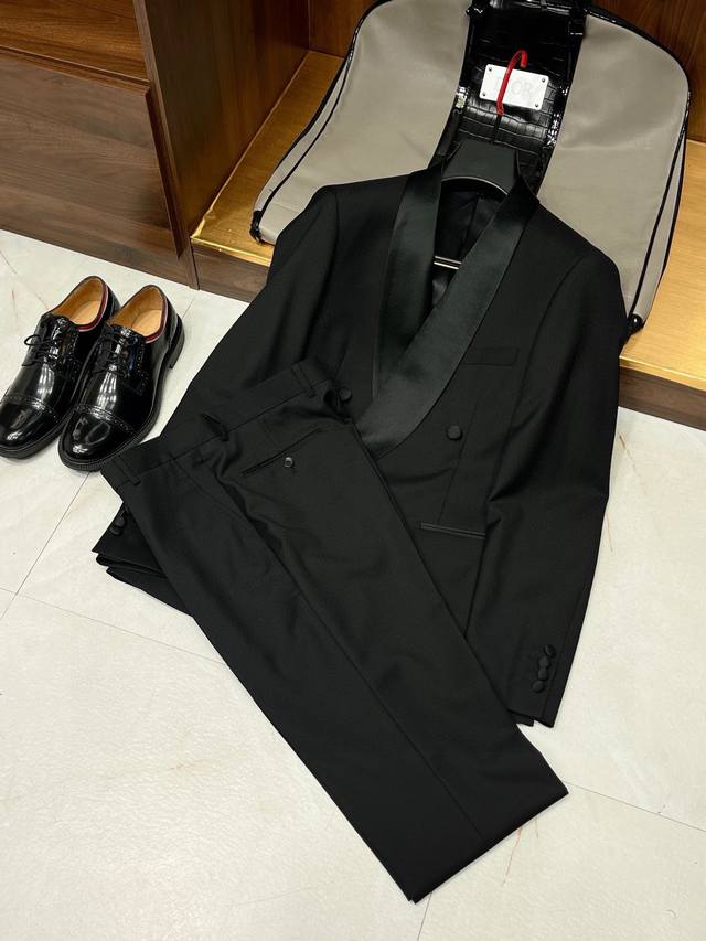 奢品典藏匠心臻品系列桑蚕丝青果领设计羊这款桑蚕丝青果领羊毛套西以其优质的精纺羊毛面料、精湛的工艺、独特的设计以及出色的穿着体验，成为了时尚与实用的完美结合。无论