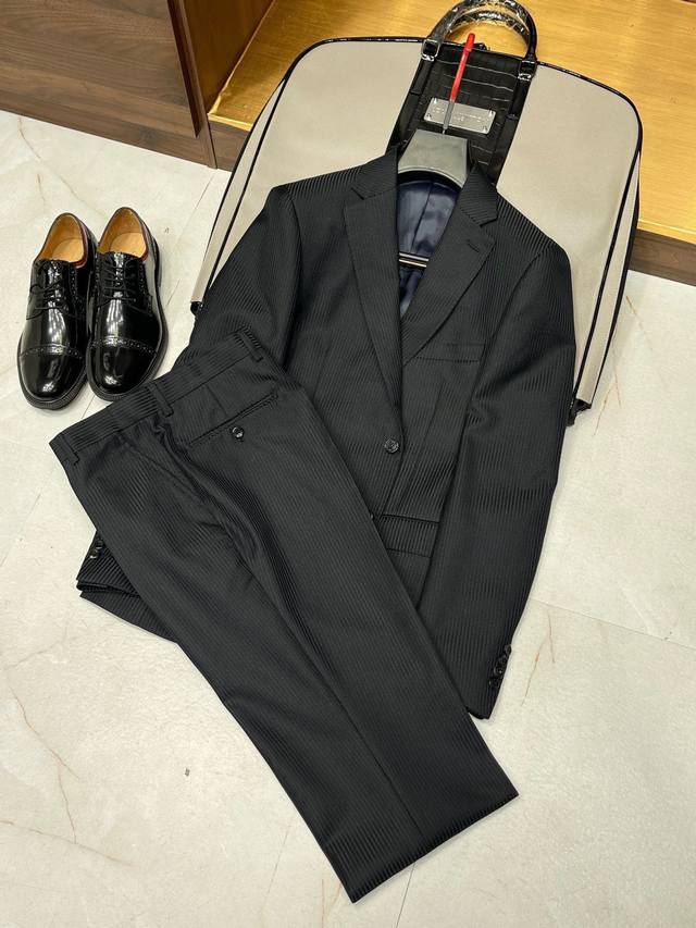 明星不二之选！优雅品位低调沉稳竖条纹精细羊毛平驳领套西被夸爆了的黑色条纹西装！！谁穿谁好看！ 独有黑色条纹西服的高级质感，暗暗的黑色条紋不会像黑色西装较为正式，