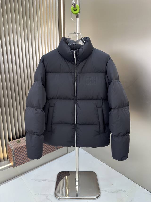 爆款2480秋冬新款羽绒服 原版1:1订制五金配件全进口原版定制 欢迎专柜对比 绝对的高品质 采用顶级90白鸭绒 超柔软 充羽量蓬松饱满 超级重工 面料做工杠杠