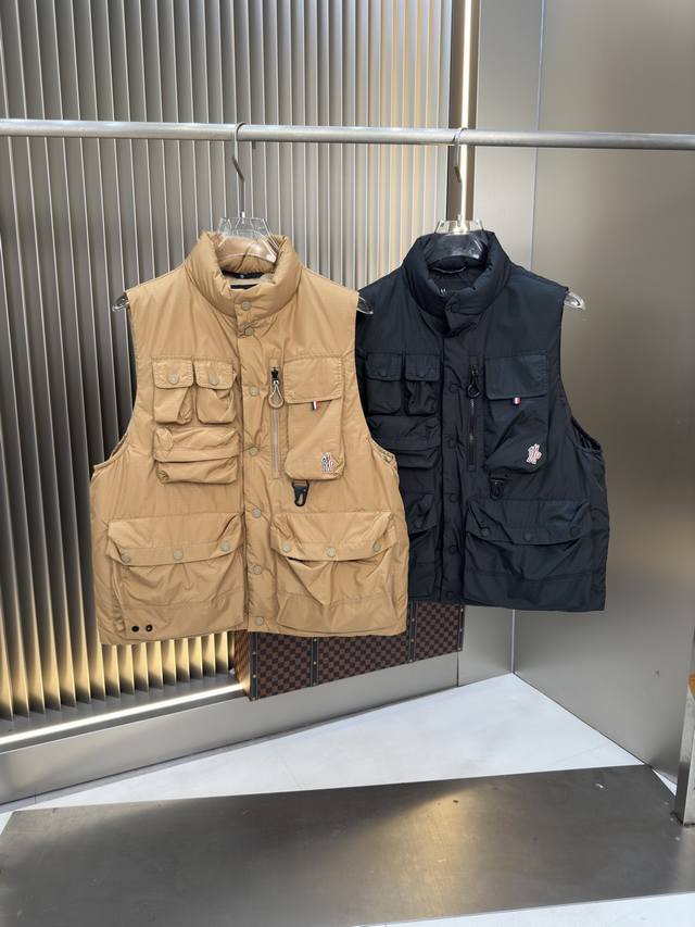 爆款2480秋冬新款马甲羽绒服 原版1:1订制五金配件全进口原版定制 欢迎专柜对比 绝对的高品质 采用顶级90白鸭绒 超柔软 充羽量蓬松饱满 超级重工 面料做工