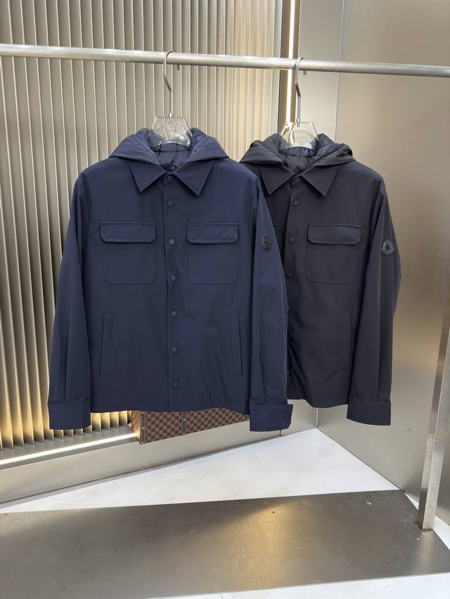 爆款2480秋冬新款轻薄羽绒服 两件套。 原版1:1订制五金配件全进口原版定制 欢迎专柜对比 绝对的高品质 采用顶级90白鸭绒 超柔软 充羽量蓬松饱满 超级重工