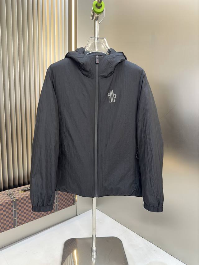 爆款2480秋冬新款轻薄羽绒服 原版1:1订制五金配件全进口原版定制 欢迎专柜对比 绝对的高品质 采用顶级90白鸭绒 超柔软 充羽量蓬松饱满 超级重工 面料做工