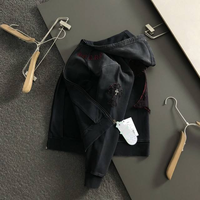 Ch*合身版型M-Xxxl 2025秋冬潮牌复古水洗连帽卫衣，以十字梵文流苏贴布元素融点缀为主调，巧妙融入红色反问刺绣搭配金属十字元素，打破传统卫衣的单调感，彰