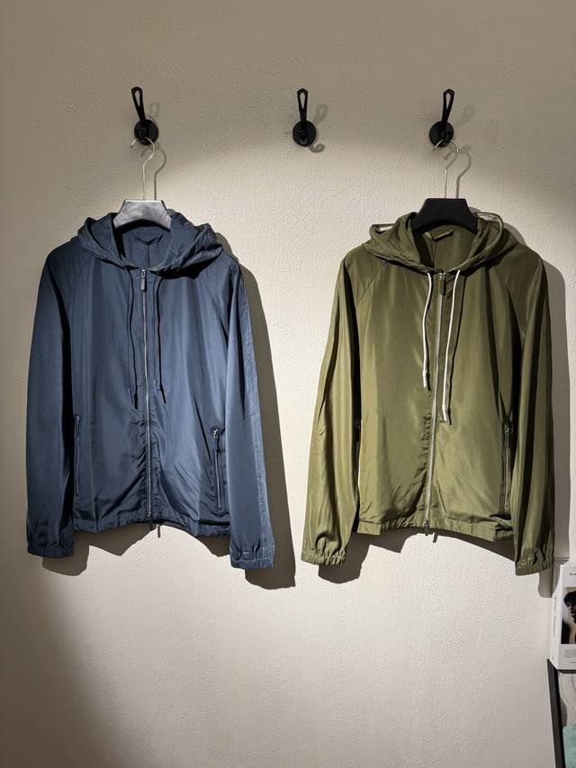 Z Zegn 轻质羊毛真丝混纺拉链夹克，男士重工款门襟口袋绒面革胶印拉链装饰时尚抽绳连帽外套！贸易公司渠道稀出，同步官网发售36150Rmb！应季新款夹克上线，