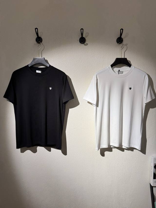 Cd 25秋冬新款莫代尔T恤.原单品质推荐！高级3D绣花经典小蜜蜂.精致立体.高感满满～采用300G莫代尔棉面料，上身后的轻盈感很强，丝滑亲肤柔软的质地具备出色