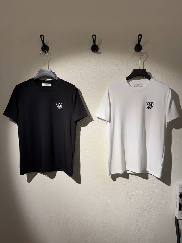 Valentino 25秋冬新款莫代尔T恤.基础款推荐胸口采用烫画品牌字母图形.细节为整体搭配起到至关重要的作用，增添了不少吸睛度，犹如画龙点睛般完美，图案非常