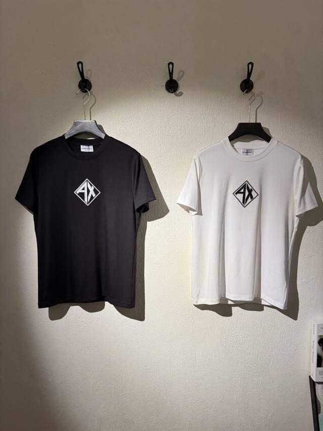 Armani 25秋冬新款莫代尔T恤.经典之作～搭载经典徽标Ax造型.搭配品牌字母标识.胸前辨识度颇具鲜明即丰富了视觉又平添神秘感！简单干净！高克重300G莫代