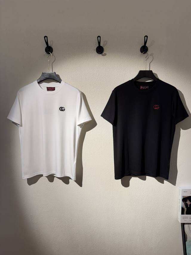 Gucc 25秋冬新品莫代尔T恤.简约基础款！极简经典Gg整个造型的亮点.对于Gucci的经典演绎.重工3D绣花.精致高级！300G莫代尔棉制成.机织技术 相比