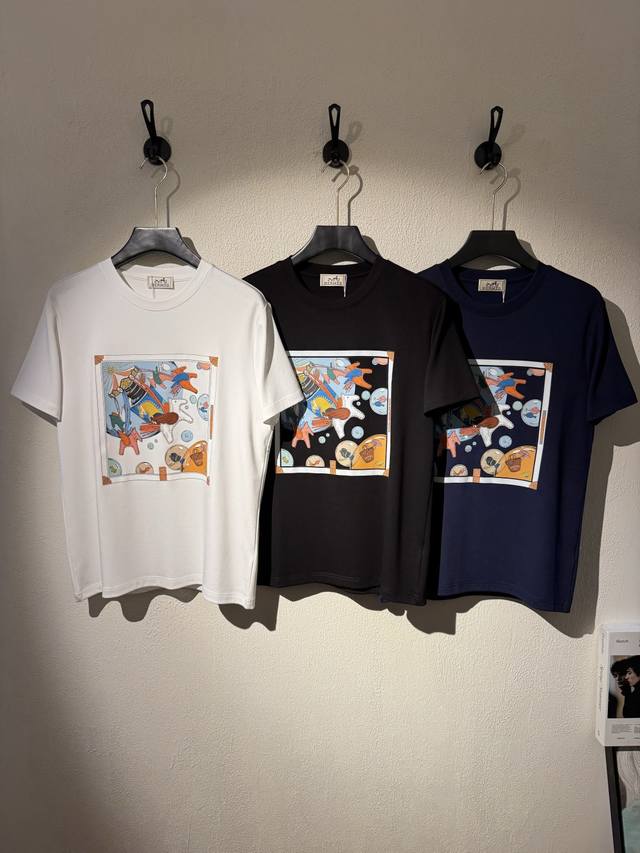 Hermes 25秋冬新款莫代尔T恤！色彩搭配非常丰富.适合时尚街头潮流搭配！不限年龄的单品推荐 经典品牌旋转木马造型.结合品牌字母图形设计.高温烫画工艺.叠加