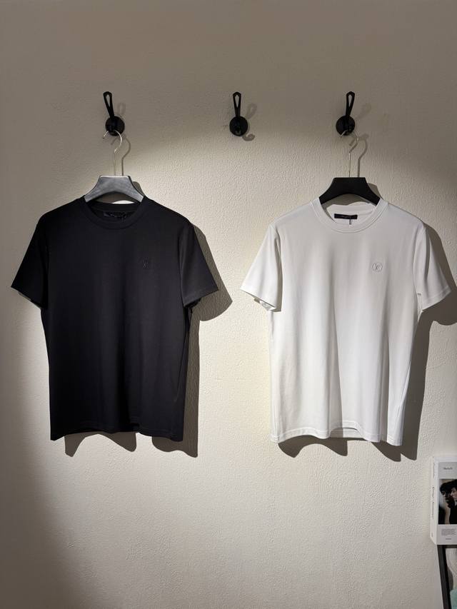 Lv 25秋冬新款莫代尔T恤.纯色系推荐！胸口经典Lv标识.3D本色刺绣工艺.精致好看.简单高级.质感极好舒适又透气.让人过目难忘！采用300G莫代尔棉面料，贴