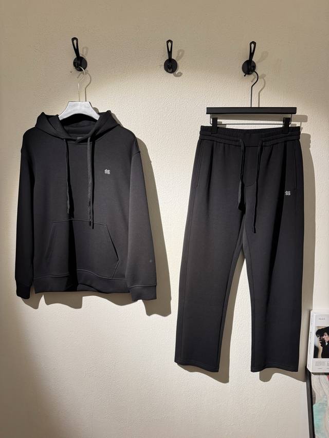 连帽卫衣 裤子 Kolon Sport 可隆25S新款直筒长裤.可搭配套装！简单基础又不失奢华的搭配组合.25年限定款.口袋下方品牌立体造型.基础款大爱了！喜欢