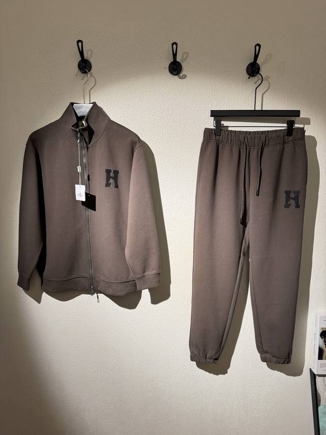 外套 ，裤250 Hermes 25秋冬新款休闲天丝套装.采用本季度最新H皮标图案，属于男女通穿的基础款运动套装.拉锁外套.卫裤均采用经典字母H皮标徽标.H马头