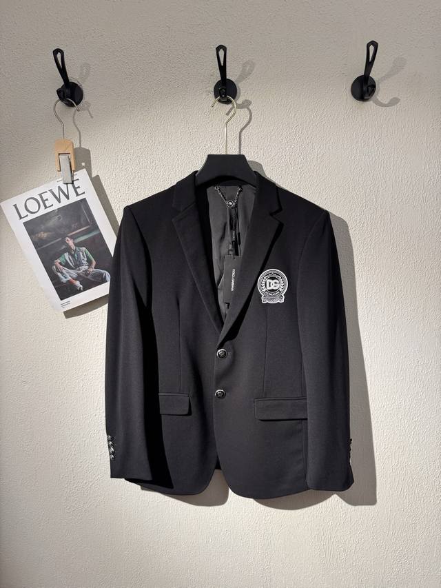 D&G 25Fw新款休闲西服外套外贸公司订单！胸口Dg标识.独具匠心！实物触感更具有征服力.自带奢华高级感！颜值与实用性兼具.进口原版天眼四面弹面料.舒适回弹超