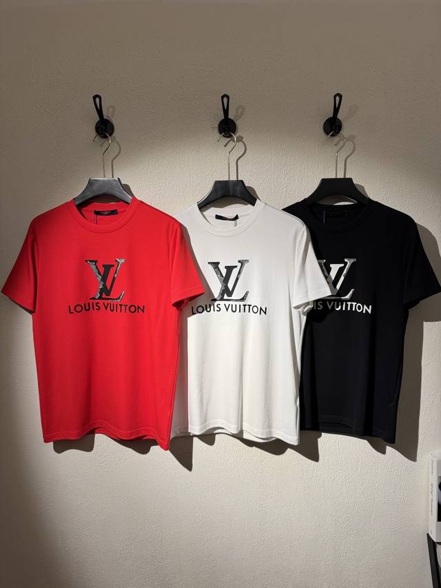 Lv 25秋冬新款莫代尔短袖T恤！胸口重工3D字母烫画.简单高级！高克重300G莫代尔棉.胸口老花图形搭配字母高级时尚.辨识度更是十分之高.完美的符合 驴牌最新