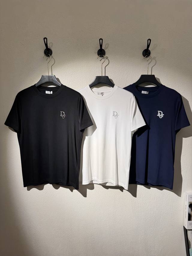 Cd 25秋冬新款莫代尔T恤！基础款推荐！高级3D立体经典Dior字母标识.精致立体.高感满满～采用300G莫代尔棉面料，上身后的轻盈感很强，丝滑亲肤柔软的质地