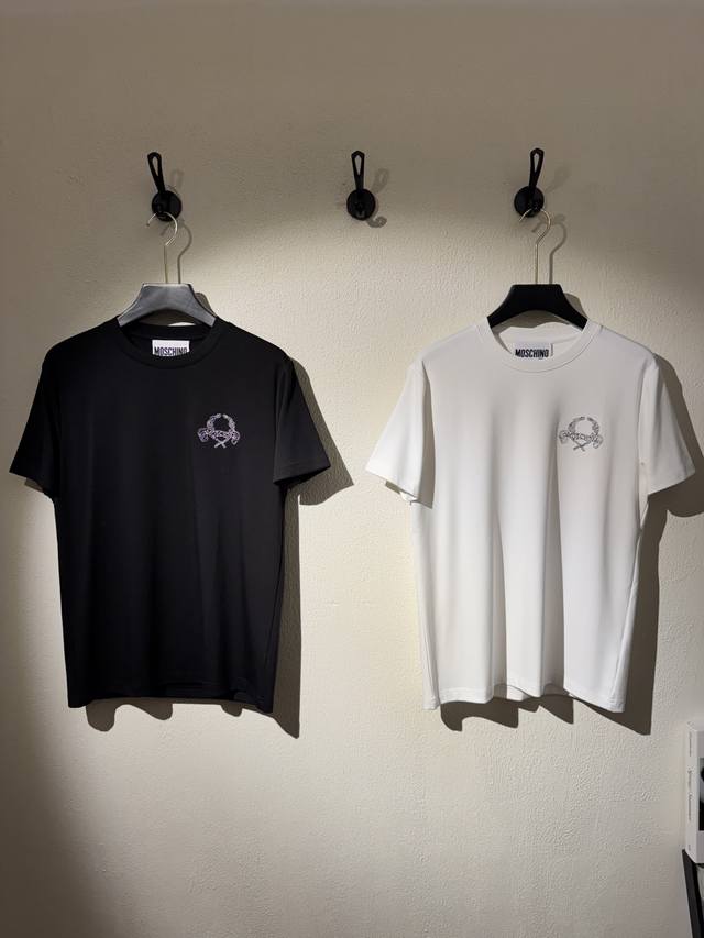 Monschino 25秋冬莫法尔新款短袖T恤.小红书同款～胸前精致品牌字母图形绣花.3D刺绣品质超好！高品质绝对经得起时间的考验！！优选300克莫代尔棉.舒服
