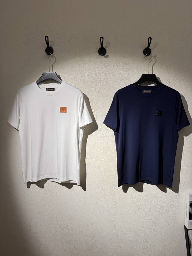 Loro Piana 25秋冬新款莫代尔T恤！经典Lp标识.3D立体定制皮标.质感品质呈现.经典Lp老钱风的具象话.字母花型高级低调.简约百搭款。300G莫代尔