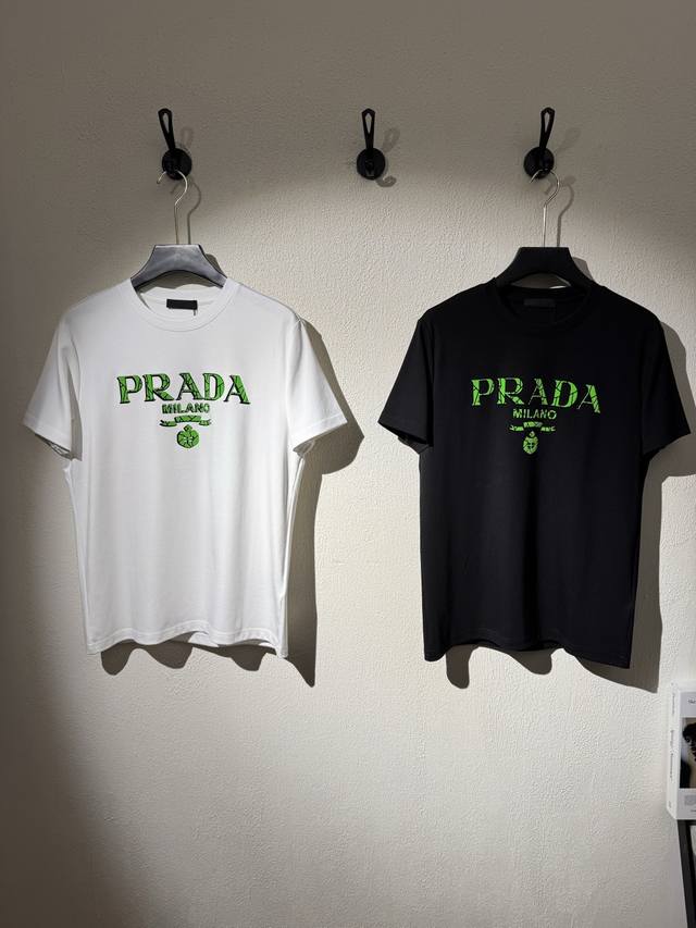 25秋冬Fw莫代尔T恤！优秀品质和当代流行元素搭配.胸前质感Prada超强标签，采用撞色银光绿色彩.绒感烫画设计.立体感满满.做工相当打Call！高克重300G