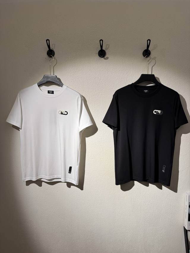 Fd 25Fw新品莫代尔T恤.藏不住的帅气刺绣款短袖.胸口经典Ff品牌字母标识.多色彩色搭配重工绣花！才是一件好看的芬迪.尤为精湛的做工，非超好看的刺绣F字母.