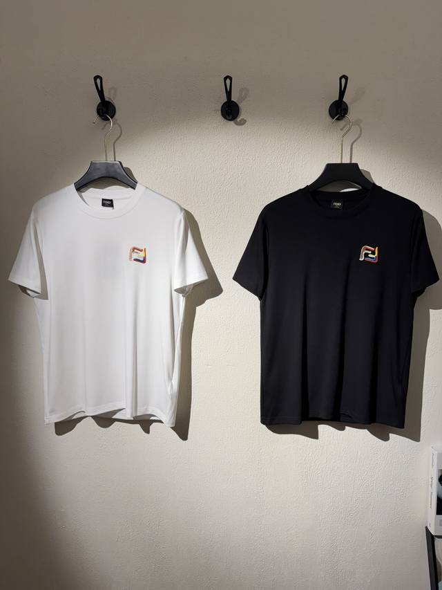 Fd 25Fw新品莫代尔T恤.胸口最新精致3D立体绣花工艺.经典Ff绣花点亮经典.品相与面料工艺都极为拔尖的一款短袖，优选300G莫代尔面料.亲肤舒适绝佳！细节