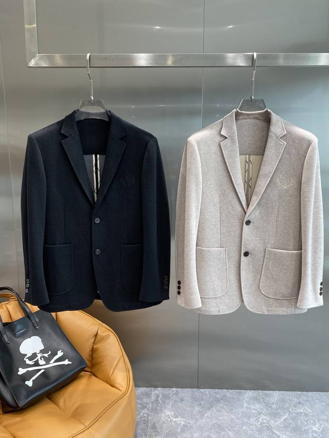 Lp家 25Ss经典净色暗扣两粒西装西服，精致点缀，做工极其精湛，走线细密匀称，无多余线头，内里全包边，定制进口锦纶纤维混纺面料，修身有型的高品质时装,无论是商