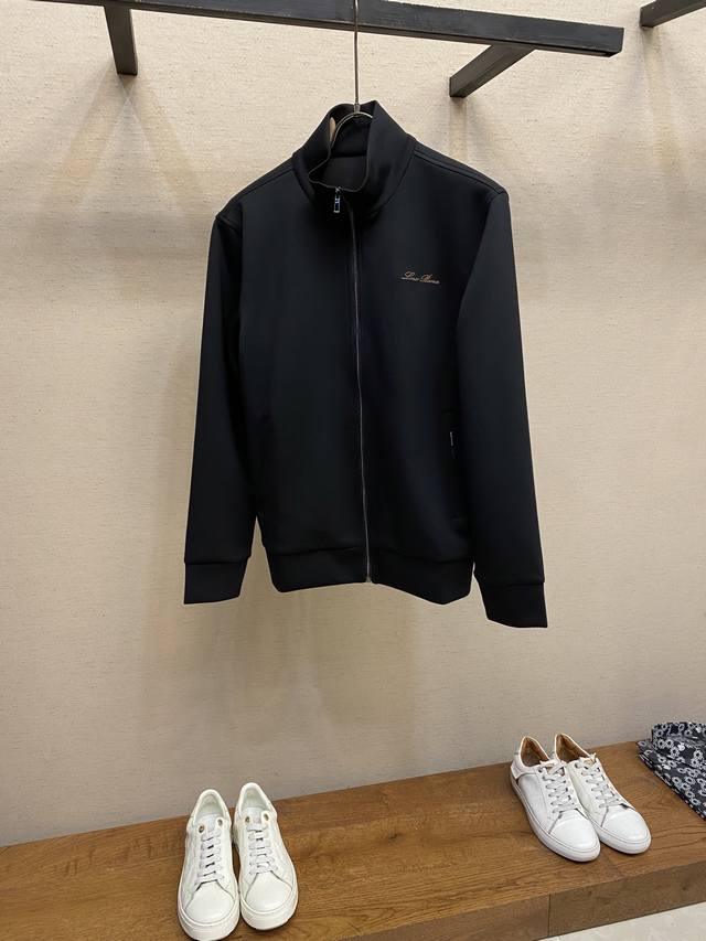 Lp，时尚长袖立领外套套装 臻选高端弹力纯棉棉面料，手感软糯！质感细腻，无痕防尘免烫立体有型，顶级的穿衣享受。打造别具一格的时尚韵味感，经典与时髦的时尚结合，搭