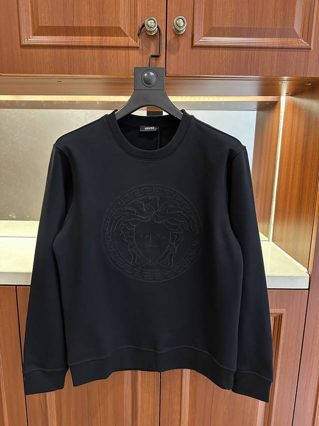 范家 美杜莎女王系列2025秋冬最新款圆领卫衣，面料采用客供高克卫衣细毛圈面料，胸前配以美杜莎女王图案采用3D定位万针刺绣工艺构成工艺精湛考究彰显品牌特征。高端