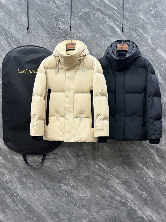 羽绒服- 。90鹅绒 秋冬新款防水尼龙防风连帽立领羽绒服 男士立体浮雕压花标识压胶拉链大口袋保暖羽绒服外套！贸易公司渠道稀出，同步官网发售38970Rmb！Z家