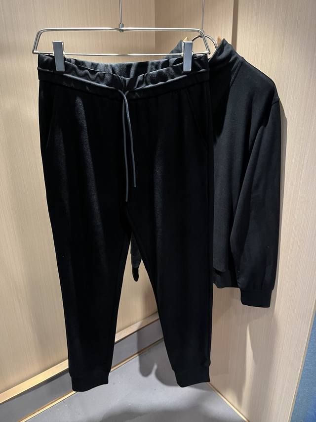 Loro piana诺悠翩雅 2025秋冬男士套装，最新的贸易订单全品相！！网红款！上身舒适透气，不僵硬，整体有着丰富的立体感，品质出口订单，定制专属纯棉面料剪