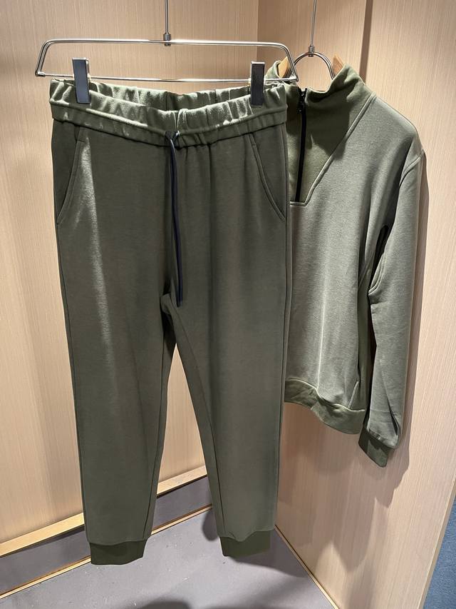 Loro piana诺悠翩雅 2025秋冬男士套装，最新的贸易订单全品相！！网红款！上身舒适透气，不僵硬，整体有着丰富的立体感，品质出口订单，定制专属纯棉面料剪