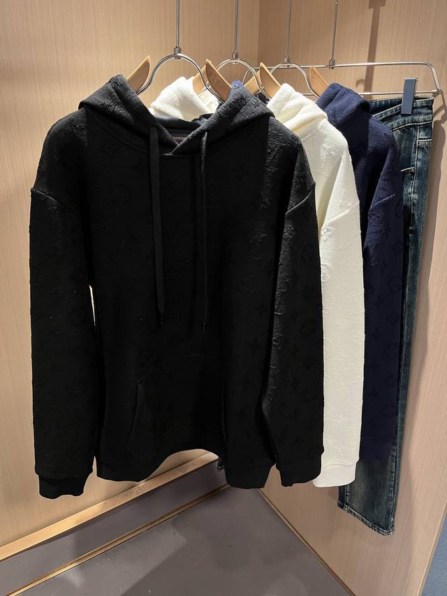 Louis Vuit*On 路易家族 2025秋冬新款Monogram系列！男女同款卫衣！路易家族的新高端，细节品质永远的那么完美无瑕，创意设计层出不穷。今年秋