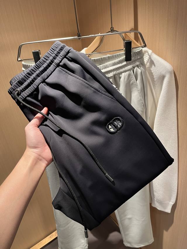 Dior 迪奥 2025秋冬新款男士休闲裤，高端品质之选 一款松紧腰抽绳休闲卫裤兼备的百搭裤装，也是男士衣橱里不可缺少的搭配神器，属于实穿型的经典款式！整条休闲