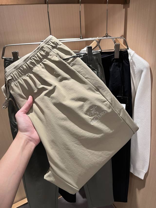 Arcter*X始*祖鸟 2025秋冬新款休闲运动风格休闲裤，户外品牌可能大家第一想到的就是加拿大鹅、始祖鸟。给人一种标签试的感觉！除了在款式设计上颇有造诣之外