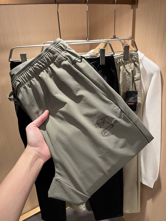 Arcter*X始*祖鸟 2025秋冬新款休闲运动风格休闲裤，户外品牌可能大家第一想到的就是加拿大鹅、始祖鸟。给人一种标签试的感觉！除了在款式设计上颇有造诣之外