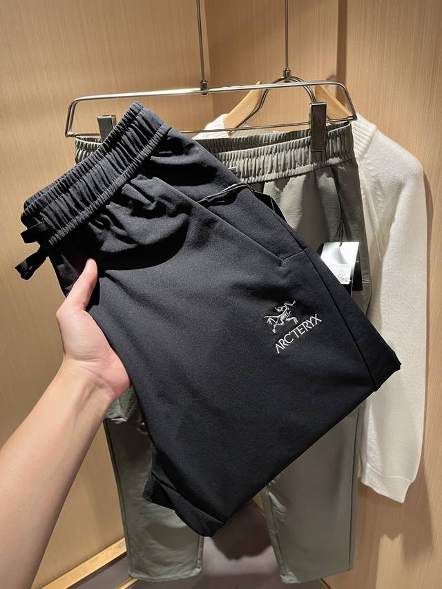 Arcter*X始*祖鸟 2025秋冬新款休闲运动风格休闲裤，户外品牌可能大家第一想到的就是加拿大鹅、始祖鸟。给人一种标签试的感觉！除了在款式设计上颇有造诣之外