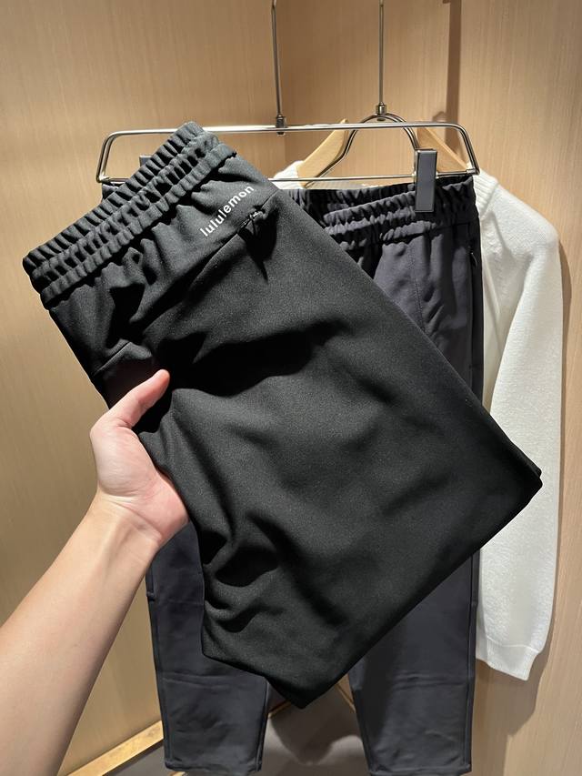 Lululemon 露露乐蒙 2025秋冬新款男女同款休闲裤，意大利原厂订单渠道，极具个性高级风，标志Logo图案刺绣工艺设计！情侣款休闲裤，定制原版聚酯纤维面