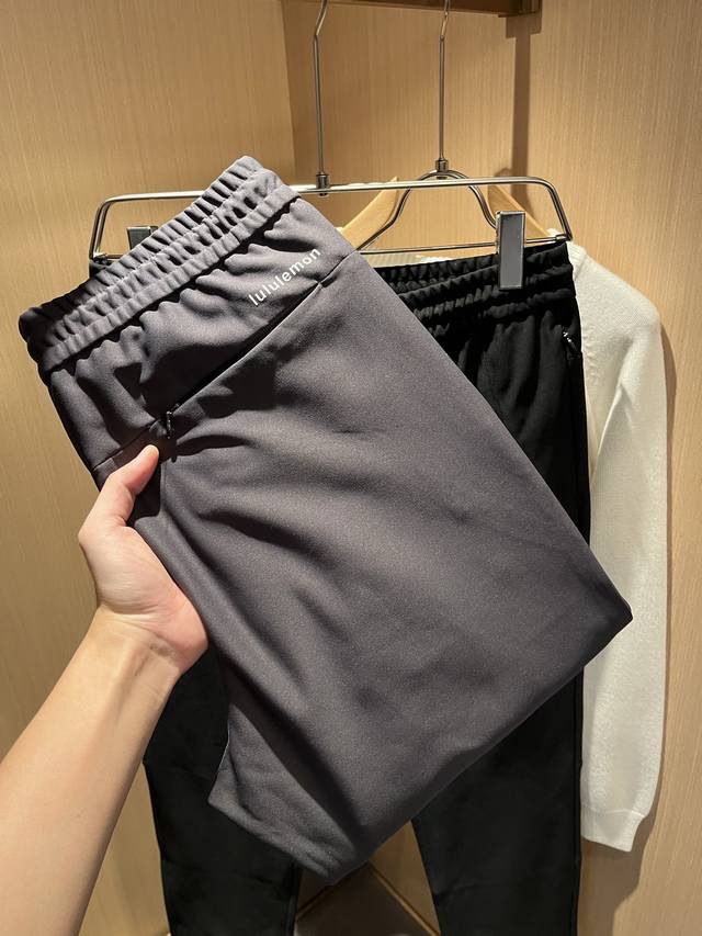 Lululemon 露露乐蒙 2025秋冬新款男女同款休闲裤，意大利原厂订单渠道，极具个性高级风，标志Logo图案刺绣工艺设计！情侣款休闲裤，定制原版聚酯纤维面