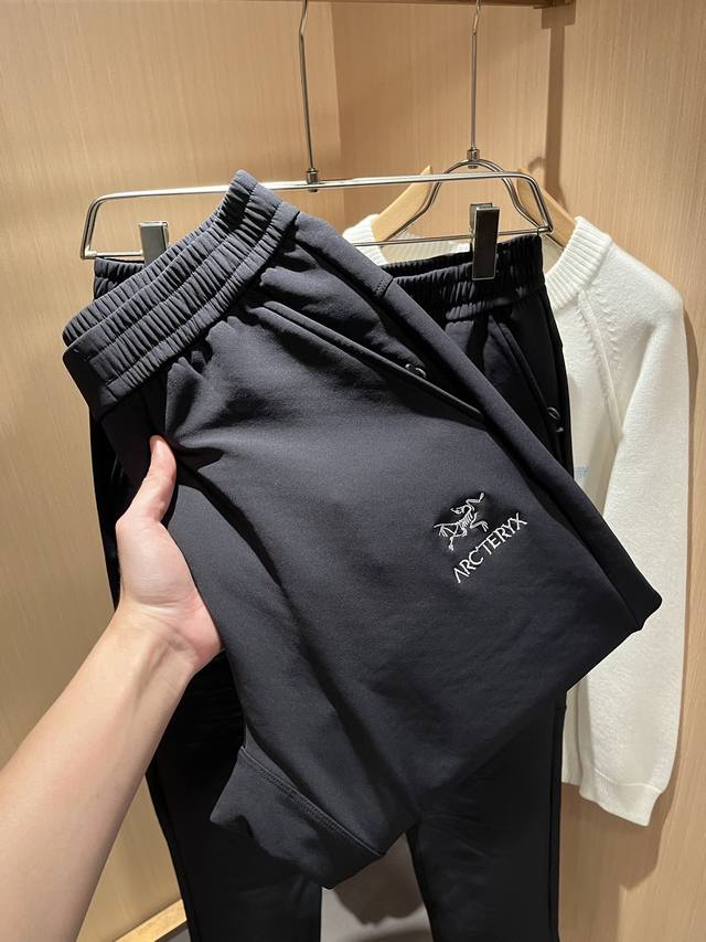Arcter*X始*祖鸟 2025秋冬新款休闲运动风格休闲裤，户外品牌可能大家第一想到的就是加拿大鹅、始祖鸟。给人一种标签试的感觉！除了在款式设计上颇有造诣之外