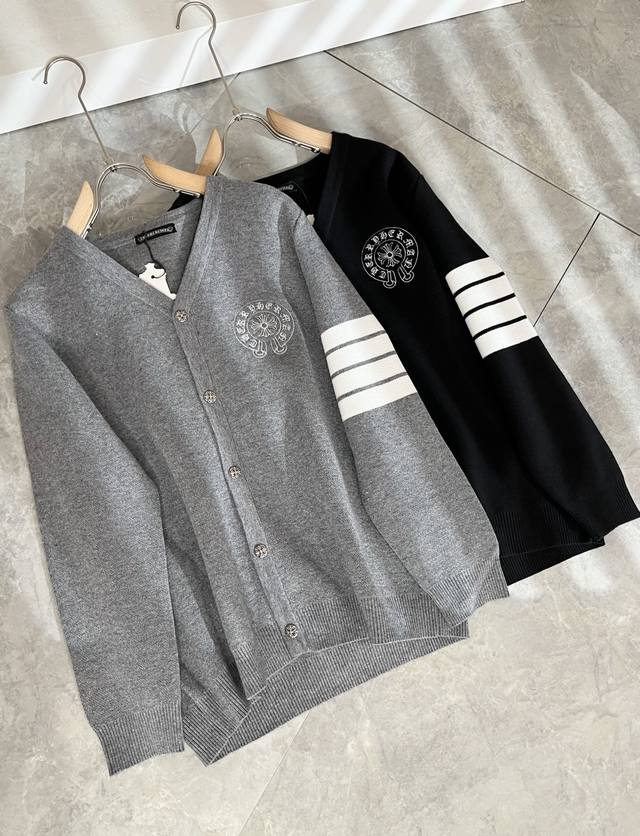 Chrome Hear*S克*心 2025秋冬新款男女同款针织羊毛开衫，一款让你从心底认可秋冬必备羊毛衫，并且经过时间的推移而让你更加珍稀，潮流的高街之王，那就